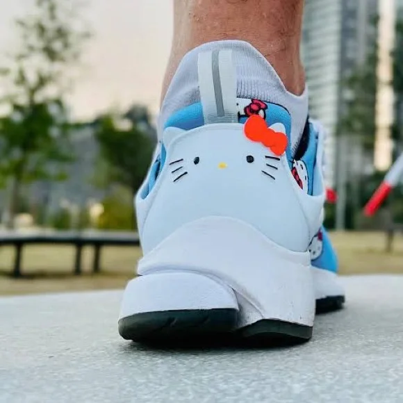 Nike HELLO KITTY X AIR PRESTO
'UNIVERSITY BLUE'  Blue Hello Kitty Sneakers - Picture 6 of 9